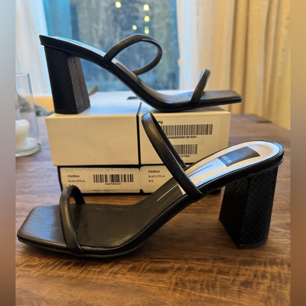 Dolce Vita Parina, size 6.5
black leather strappy heel